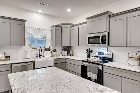 Kitchen - 17 Elderberry Ln, Conway, AR 72034 photo 3 of 5