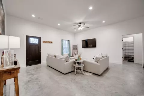 Living - 17 Elderberry Ln, Conway, AR 72034 photo 2 of 5
