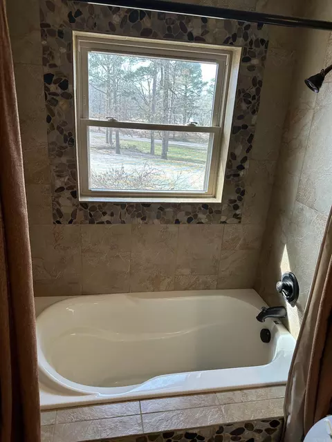 Bath - 4626 Springhill Rd, Bryant, AR 72019 photo 2 of 3