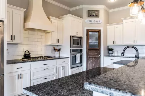 Kitchen - 18 Cobblestone Dr, Greenbrier, AR 72058 photo 3 of 12