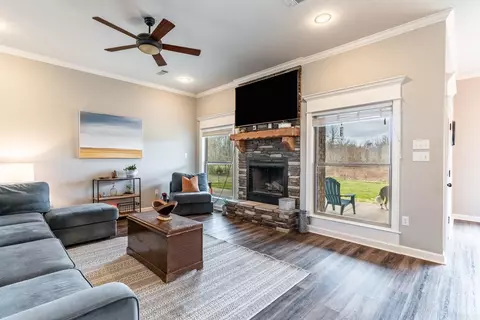 Living - 18 Cobblestone Dr, Greenbrier, AR 72058 photo 3 of 5