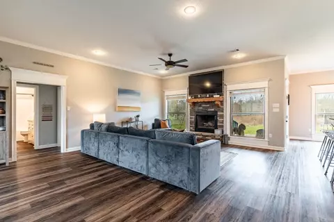 Living - 18 Cobblestone Dr, Greenbrier, AR 72058 photo 2 of 5