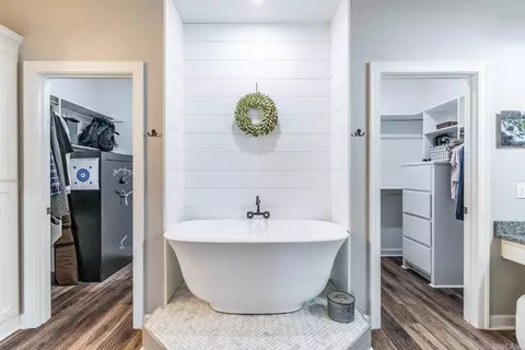 Bath - 18 Cobblestone Dr, Greenbrier, AR 72058 photo 7 of 10