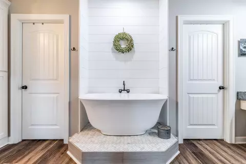 Bath - 18 Cobblestone Dr, Greenbrier, AR 72058 photo 2 of 10