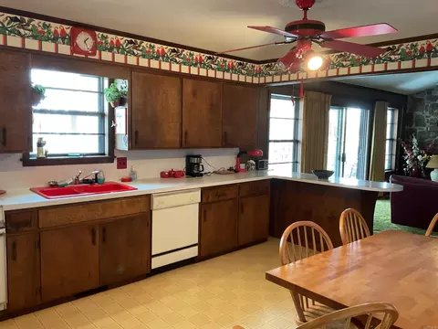 Kitchen - 324 Valhalla, Edgemont, AR 72044 photo 2 of 3