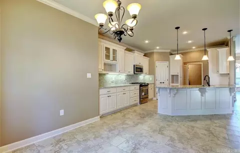Kitchen - 6028 Hardin Dr, Bryant, AR 72022 photo 4 of 6