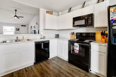 Kitchen - 5008 Red Fox Trl, Bauxite, AR 72011 photo 2 of 2