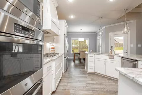 Kitchen - 2097 Mohegan Trl, Benton, AR 72019 photo 5 of 5