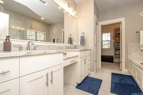 Bath - 2097 Mohegan Trl, Benton, AR 72019 photo 3 of 8