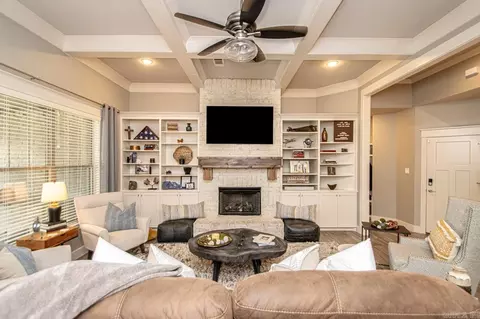 Living - 2097 Mohegan Trl, Benton, AR 72019 photo 3 of 7