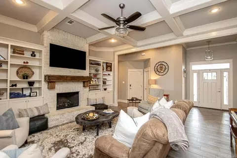Living - 2097 Mohegan Trl, Benton, AR 72019 photo 4 of 7