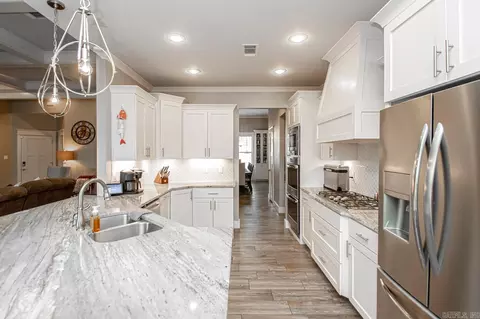 Kitchen - 2097 Mohegan Trl, Benton, AR 72019 photo 3 of 5