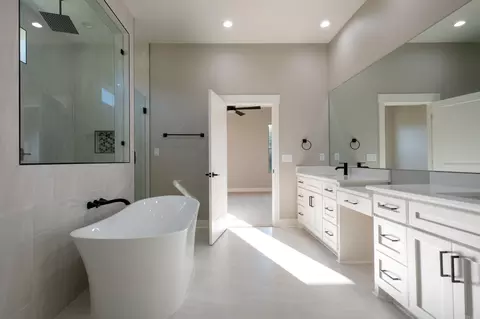 Bath - 8607 Congo Rd, Benton, AR 72019 photo 5 of 11