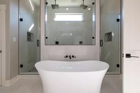 Bath - 8607 Congo Rd, Benton, AR 72019 photo 3 of 11