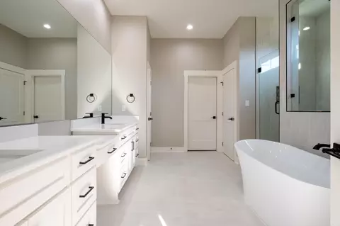 Bath - 8607 Congo Rd, Benton, AR 72019 photo 2 of 11