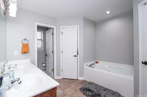Bath - 21601 Silver Maple Dr, Hensley, AR 72065 photo 4 of 7