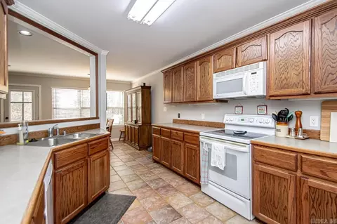 Kitchen - 21601 Silver Maple Dr, Hensley, AR 72065 photo 4 of 5