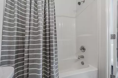 Bath - 855 Reynolds Ave, Conway, AR 72032 photo 5 of 5