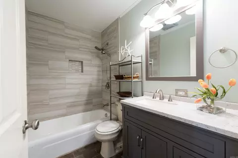 Bath - 1270 Woodside Dr, Conway, AR 72032 photo 3 of 4