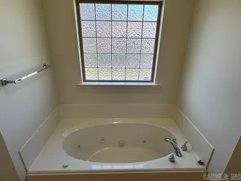 Bath - 3121 Shelby Dr, Benton, AR 72015 photo 5 of 10
