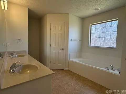 Bath - 3121 Shelby Dr, Benton, AR 72015 photo 4 of 10