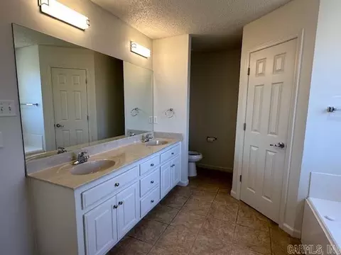 Bath - 3121 Shelby Dr, Benton, AR 72015 photo 6 of 10