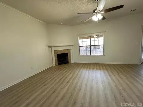 Living - 3121 Shelby Dr, Benton, AR 72015 photo 2 of 4