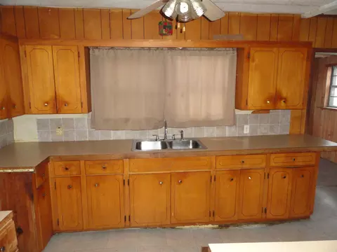 Kitchen - 507 Spring St, Marshall, AR 72650 photo 2 of 3