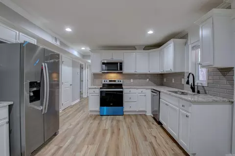 Kitchen - 15512 S Alexander Rd, Alexander, AR 72002 photo 2 of 2