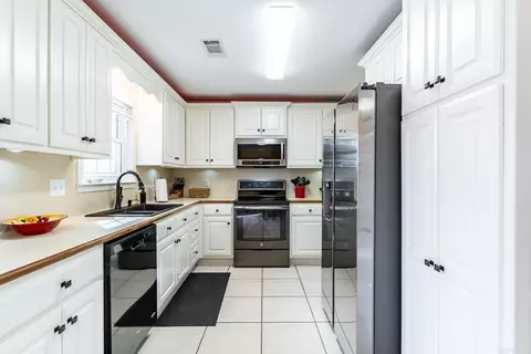 Kitchen - 909 Scooty Dr, Beebe, AR 72012 photo 1 of 4