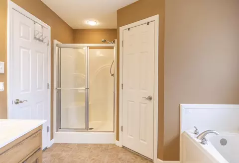 Bath - 2619 Millbrook Dr, Benton, AR 72015 photo 3 of 4