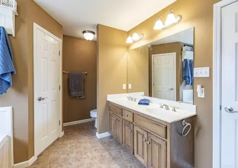 Bath - 2619 Millbrook Dr, Benton, AR 72015 photo 2 of 4