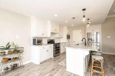 Kitchen - 409 Windrush Pt, Alexander, AR 72002 photo 3 of 4