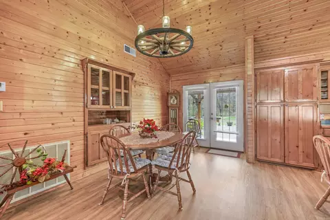 Dining - 848 Stilwell, De Queen, AR 71832 photo 1 of 2