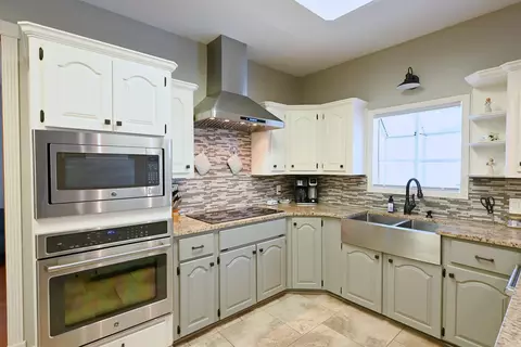 Kitchen - 16 Sandy Ln, Greenbrier, AR 72058 photo 2 of 3