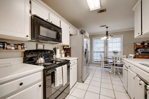 Kitchen - 2805 Longbow Ln, Conway, AR 72034 photo 4 of 5