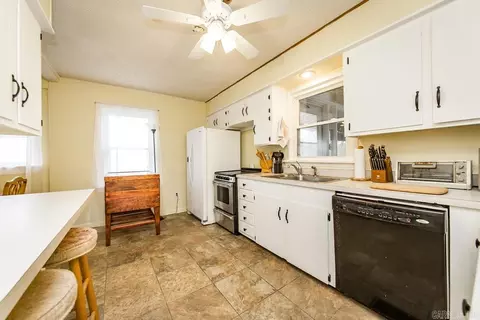 Kitchen - 623 S Richards, Benton, AR 72015 photo 4 of 5