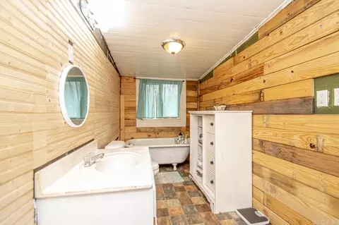 Bath - 418 Cole Dr, Benton, AR 72015 photo 1 of 2