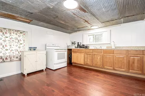 Kitchen - 418 Cole Dr, Benton, AR 72015 photo 3 of 4