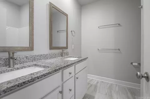 Bath - 4500 Western Woods Dr, Benton, AR 72015 photo 3 of 4