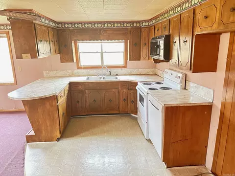 Kitchen - 961 Hwy 16 E, Clinton, AR 72031 photo 1 of 2