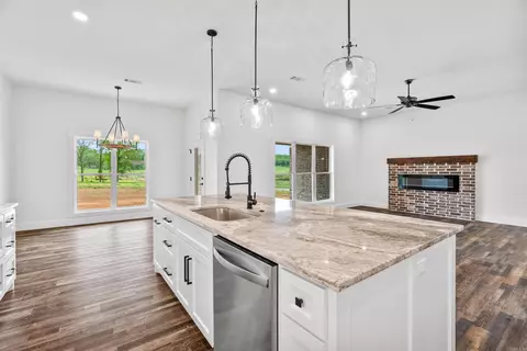 Kitchen - 4 Republican Loop, Greenbrier, AR 72058 photo 1 of 9