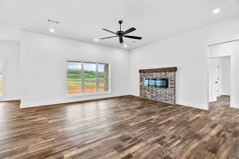 Living - 4 Republican Loop, Greenbrier, AR 72058 photo 2 of 3