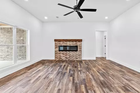 Living - 4 Republican Loop, Greenbrier, AR 72058 photo 3 of 3