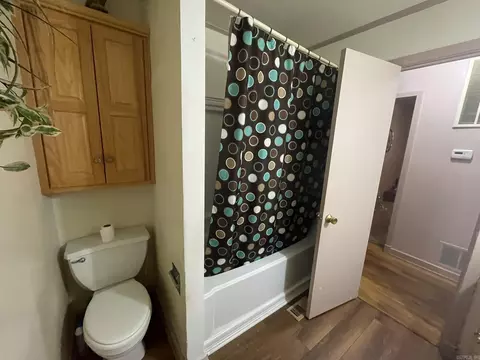 Bath - 809 Randall Dr, Searcy, AR 72143 photo 3 of 4