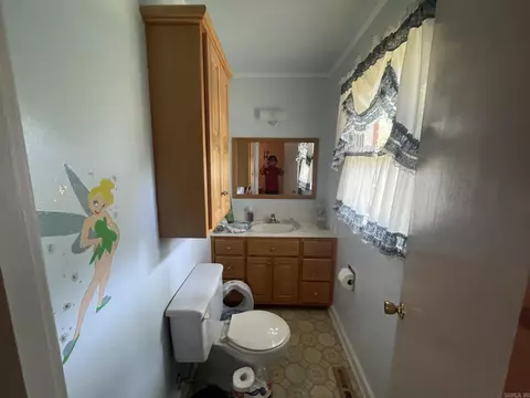 Bath - 809 Randall Dr, Searcy, AR 72143 photo 1 of 4