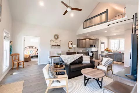 Living - 207 Watersedge Dr, Edgemont, AR 72044 photo 3 of 4