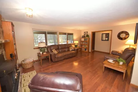 Living - 105 Daniel Dr, Fairfield Bay, AR 72088 photo 4 of 6