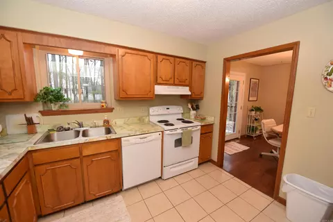 Kitchen - 105 Daniel Dr, Fairfield Bay, AR 72088 photo 2 of 2