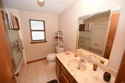 Bath - 105 Daniel Dr, Fairfield Bay, AR 72088 photo 2 of 3